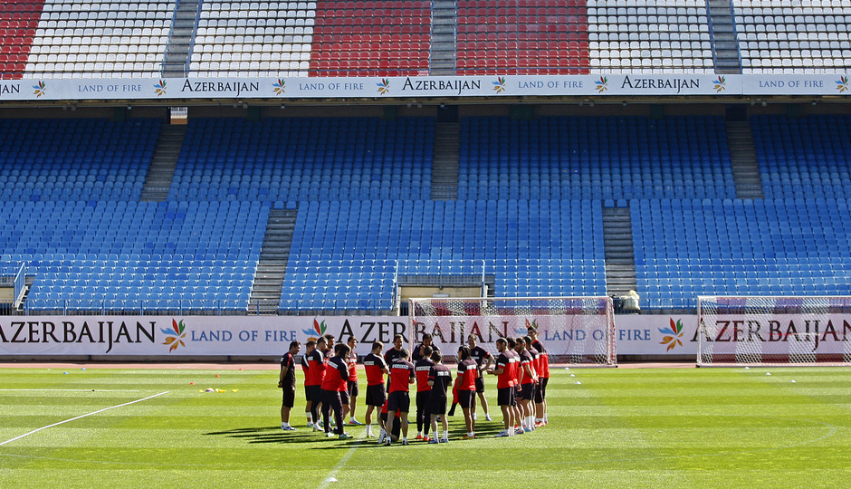 Temporada 12/13. Entrenamiento grupo de jugadores hablando durante el entrenamiento en el estadio Vicente Calderón
