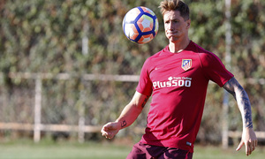 temporada 16/17. Entrenamiento en la ciudad deportiva Wanda. Torres con el balón durante el entrenamiento