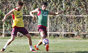 temporada 16/17. Entrenamiento en la ciudad deportiva Wanda. Saúl y Savic luchando un balón durante el entrenamiento