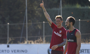 temporada 16/17. Entrenamiento en la ciudad deportiva Wanda. Torres bromeando durante el entrenamiento