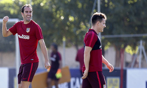 temporada 16/17. Entrenamiento en la ciudad deportiva Wanda. Godín bromeando durante el entrenamiento