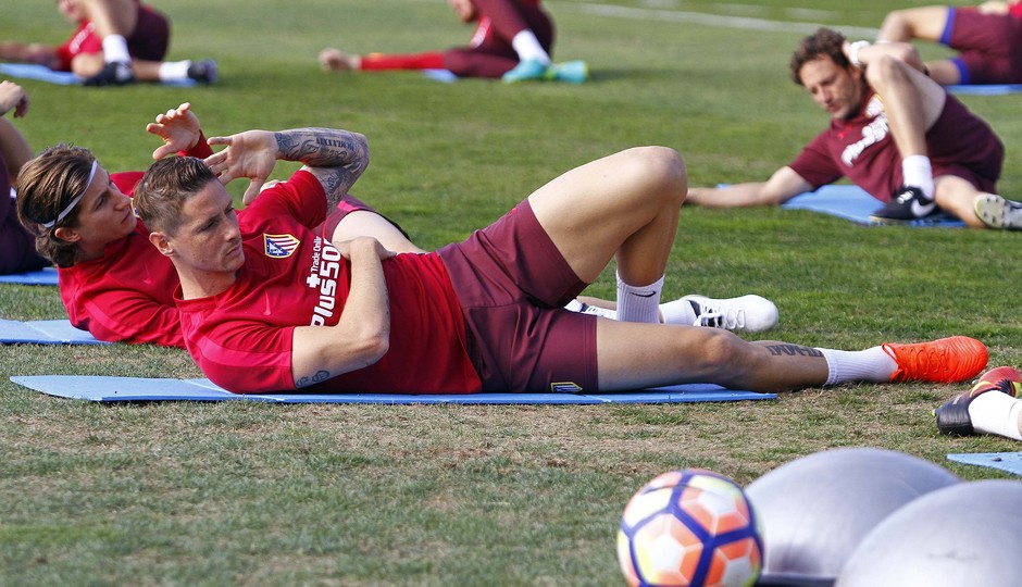 Temporada 2016-2017. Entrenamiento en la ciudad deportiva Wanda Atlético de Madrid 23_09_2016. Fernando Torres estira.
