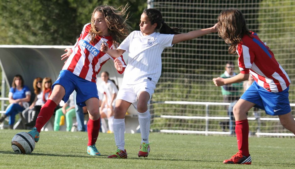 Temporada 2012-2013. Berta del Sub-13 "C" pelea un balón dividido
