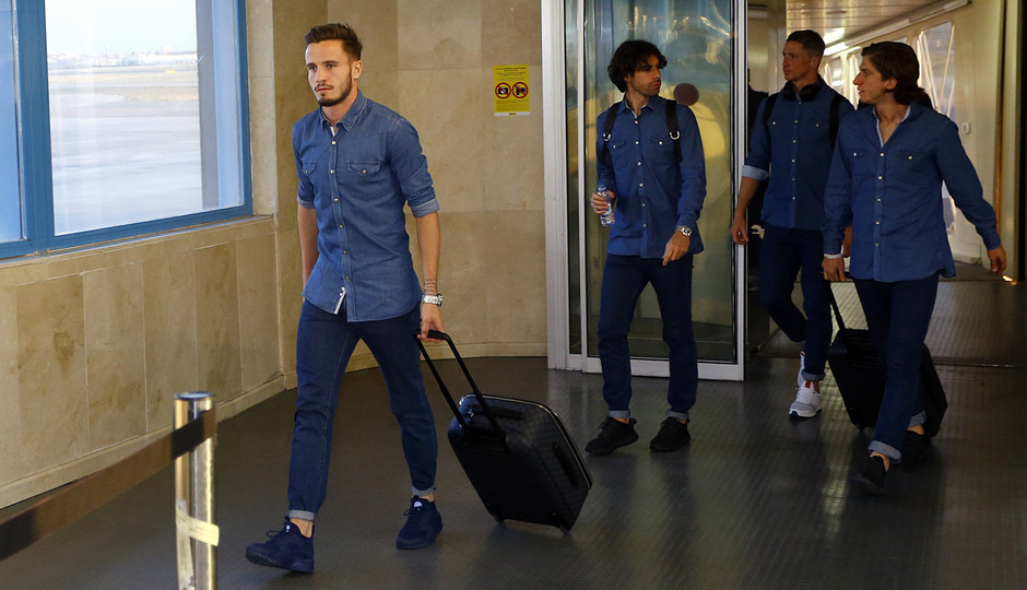 Saúl encabeza un grupo de nuestros jugadores a la llegada a Valencia