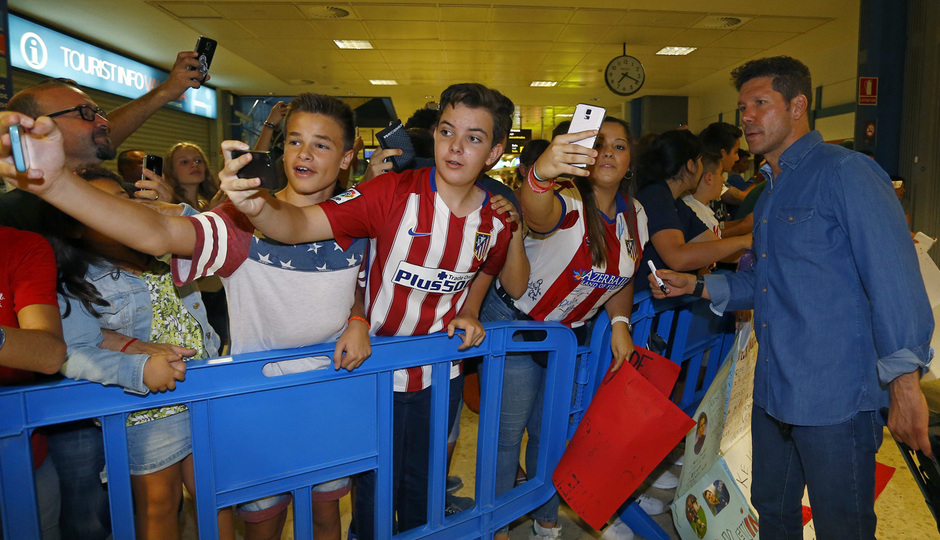 Simeone se hace unas fotos con los aficionados a la llegada a Valencia