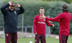 temporada 16/17. Entrenamiento en la ciudad deportiva Wanda. Gameiro y Filipe bromeando durante el entrenamiento