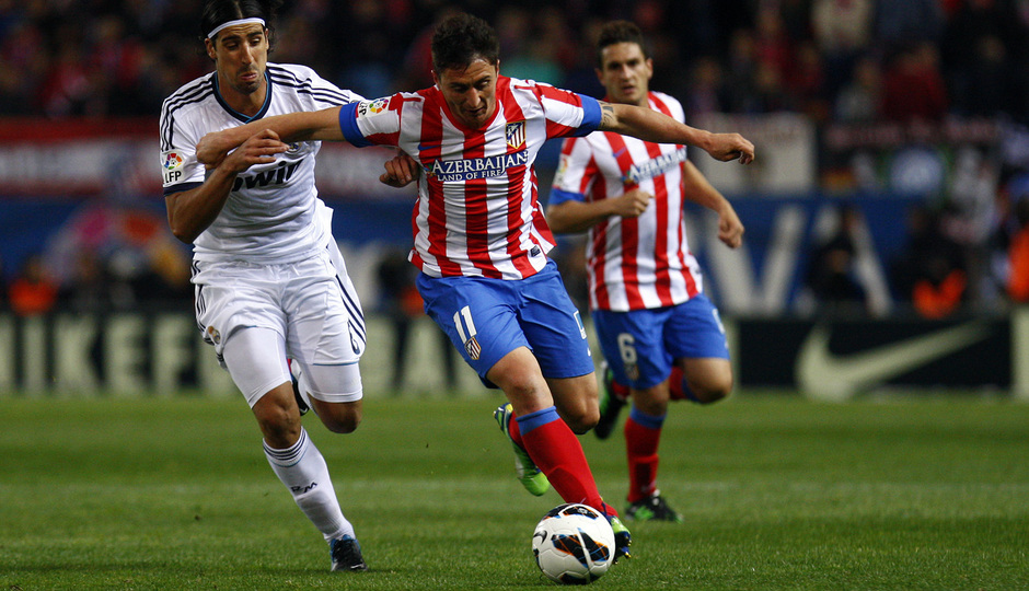 Temporada 12/13. Partido Atlético de Madrid Real Madrid. Cristian Rodríguez con el balón