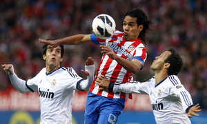 Temporada 12/13. Partido Atlético de Madrid Real Madrid. Falcao luchando un balon
