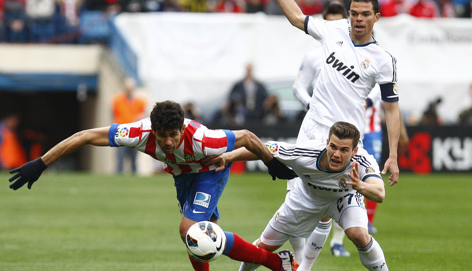 Temporada 12/13. Partido Atlético de Madrid Real Madrid. Diego Costa luchando un balón