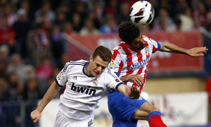 Temporada 12/13. Partido Atlético de Madrid Real Madrid. Raul García luchando un balón de cabeza 
