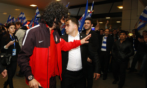 Arda Turan saluda a los aficionados locales que recibieron al equipo en el aeropuerto de Bakú