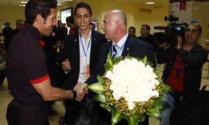 Un representante local da la bienvenida a Azerbaijan a Diego Pablo Simeone