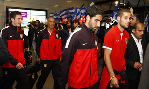 Los jugadores rojiblancos, a su llegada a la terminal del aeropuerto internacional de Bakú