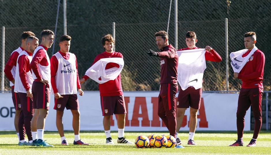 Temporada 2016-2017. Entrenamiento en la ciudad deportiva Wanda Atlético de Madrid 15_11_2016. Simeone con jugadores de la academia.