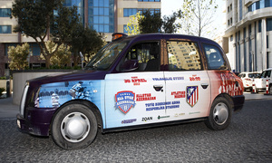 Los taxis y autobuses de la ciudad de Bakú publicitando el partido del Atlético de Madrid 