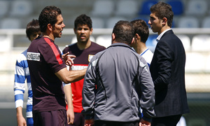 Clinic en la Ciudad Deportiva de Baku. Simeone habla con sus jugadores.