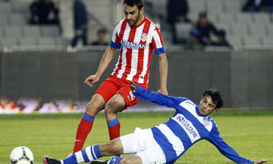 Temporada 2012-2013. Amistoso en Azerbaijan. Adrián dispara ante la oposición de un zaguero