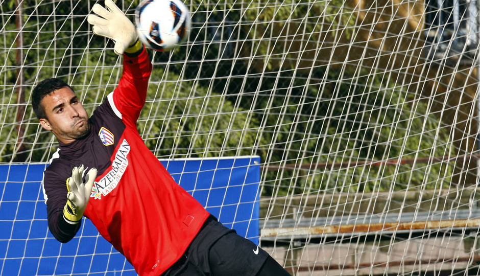 Sergio Asenjo saca la mano para rechazar un disparo en un entrenamiento