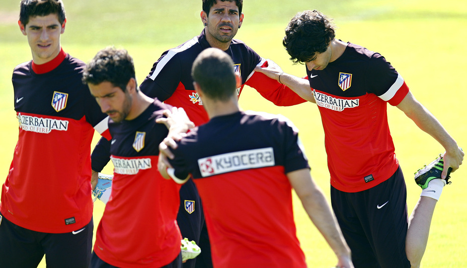 Tiago y Diego Costa realizan estiramientos con sus compañeros en la Ciudad Deportiva