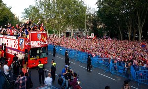 Temporada 2011-2012. Campeones de la Europa LEAGUE. El autobús circula por Madrid ante miles de aficionados atléticos.