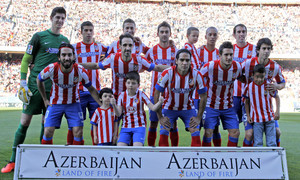 Temporada 12/13. Jornada 35. Atlético de Madrid - FC Barcelona. Los once elegidos por Simeone posan antes del comienzo del partido