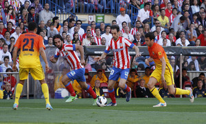 Temporada 12/13. Jornada 35. Atlético de Madrid - FC Barcelona. Juanfran conduce el balón ante la atenta mirada de Arda Turan y la presión de Fábregas