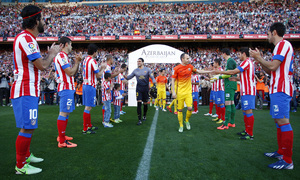 Temporada 12/13. Partido Atlético de Madrid - Barcelona. Pasillo de los jugadores atléticos al Barcelona