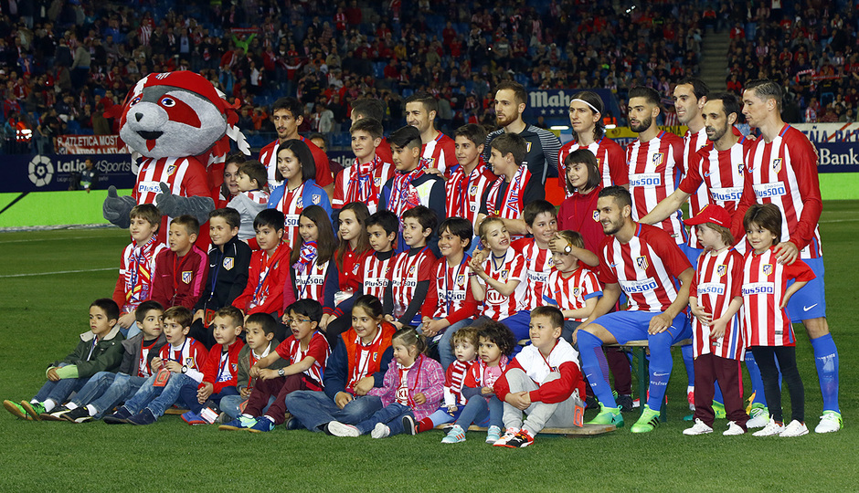 Temp. 16/17 | Atlético de Madrid - Real Sociedad | Once con niños