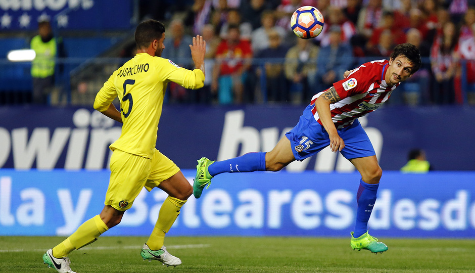 Temporada 16/17. Partido Atlético Villarreal. Savic golpeando de cabeza durante el partido