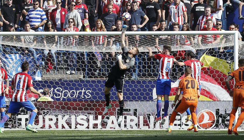 Temporada 16/17. Partido Atlético Eibar. Oblak atrapando un balón durante el partido