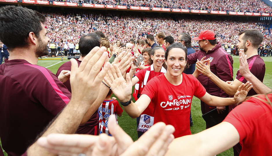 Temp. 16/17 | Homenaje Femenino en el Calderón por ser campeonas