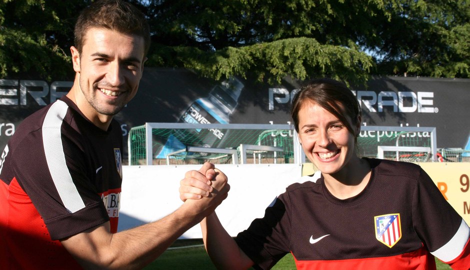 Temporada 2012-2013. Gabi apoyó a las jugadoras del Féminas antes del partido ante el F.C. Barcelona
