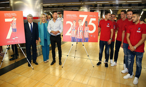Foto de familia con los carteles que promocionan la llegada al Wanda Metropolitano a través de las líneas 2, 5 y 7 de metro