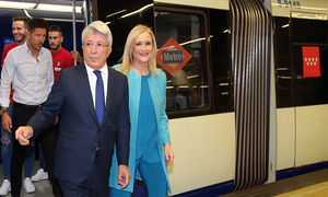 Enrique Cerezo y Cristina Cifuentes salen del vagón del metro en la Estación Estadio Metropolitano