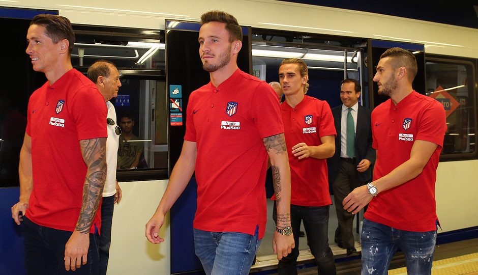 Torres, Saúl, Griezmann y Koke salen del vagón de metro en la Estación Estadio Metropolitano