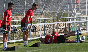 temporada 17/18. Entrenamiento en la ciudad deportiva Wanda.  Torres y Gaitán realizando ejercicios físicos durante el entrenamiento