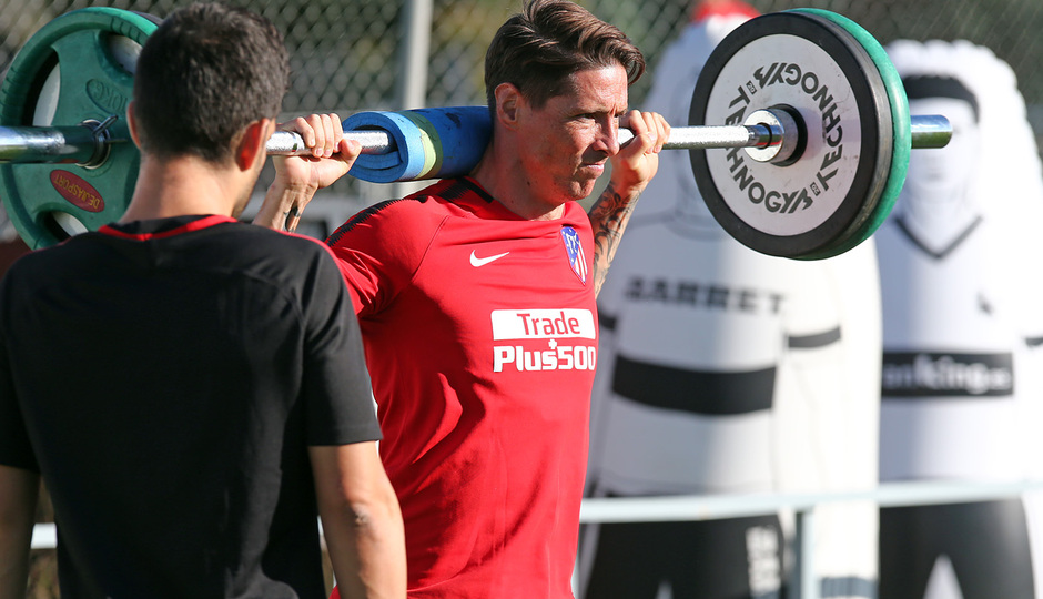 temporada 17/18. Entrenamiento en la ciudad deportiva Wanda.  Torres realizando ejercicios físicos durante el entrenamiento