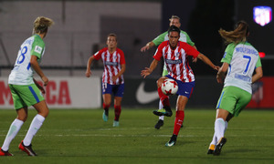 Temporada 17/18. Partido entre el Atlético de Madrid Femenino contra el Wolfsburgo. Meseguer da un pase.