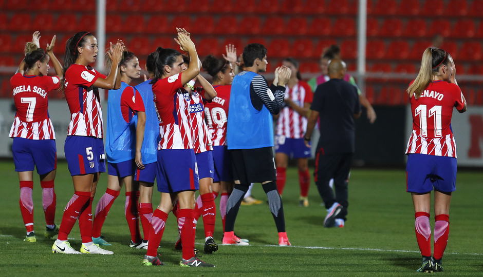 Temporada 17/18. Partido entre el Atlético de Madrid Femenino contra el Wolfsburgo. Las jugadoras agradecen a la afición.