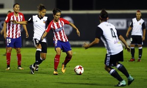 Temporada 17/18. Partido entre el Valencia Femenino contra el Atlético de Madrid Femenino. Sonia protege el balón. 
