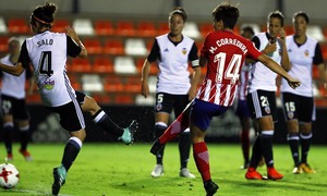 Temporada 17/18. Partido entre el Valencia Femenino contra el Atlético de Madrid Femenino. Corredera remata y marca gol. 
