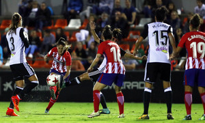 Temporada 17/18. Partido entre el Valencia Femenino contra el Atlético de Madrid Femenino. Esther tira a puerta. 