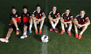 Temporada 2012-2013. Seis jugadoras del Féminas con las botas Nike