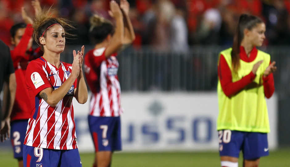 Temporada 17/18. Partido entre el Atlético de Madrid Femenino contra FC Barcelona. Esther y compañía saluda a la afición. 