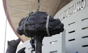 Colocación estatua Oso y Madroño en el Wanda Metropolitano.