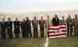 Imagen de ex jugadores rojiblancos en el 50 aniversario del Atlético Aviación, el 11 de febrero de 1990 en el Calderón. Collar es el primero por la izquierda