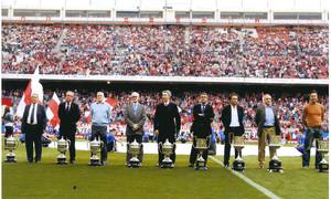 Homenaje a los campeones de Copa tras la conquista de la Décima. Collar posa en el Calderón el primero por la izquierda con la Copa de 1960