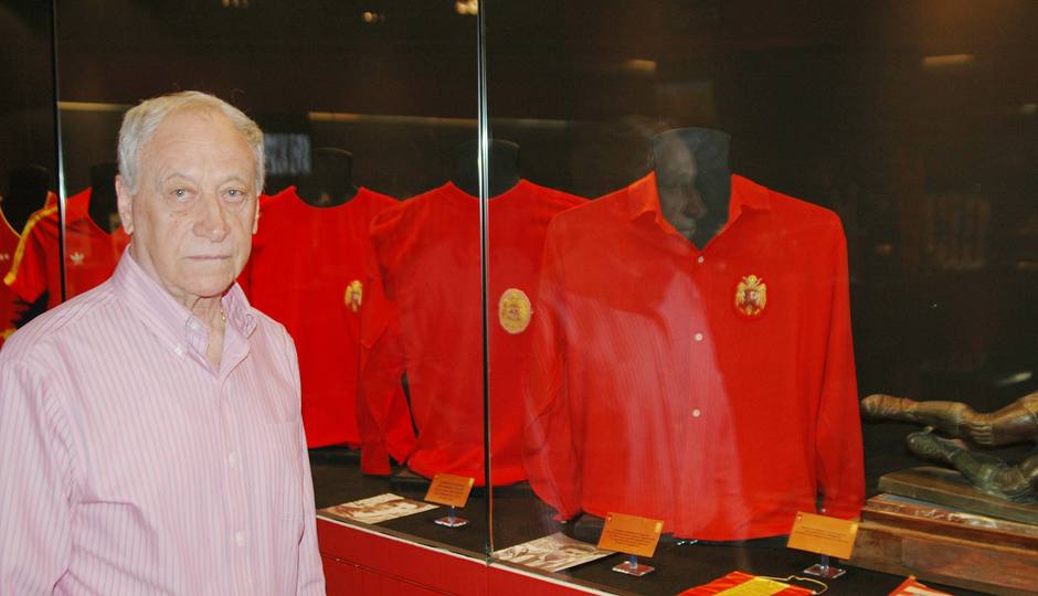 Peiró posa ante la camisa de la selección española que donó al Museo rojiblanco en el Calderón y que figura entre las camisetas históricas de internacionales rojiblancos