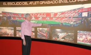Peiró, en el Museo del Atlético de Madrid, junto a la foto del día del Centenario y otras en homenaje a la afición rojiblanca