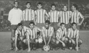 Once del Atlético de Madrid en el que aparece Ufarte agachado el primero por la izquierda, junto a Luis, Mendonça, Adelardo y Collar